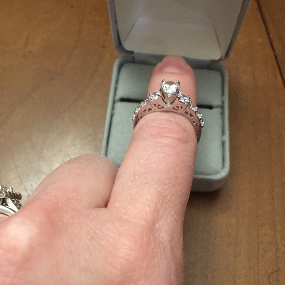 STERLING SILVER AND CZ ENGAGEMENT RING - Picture 5 of 6